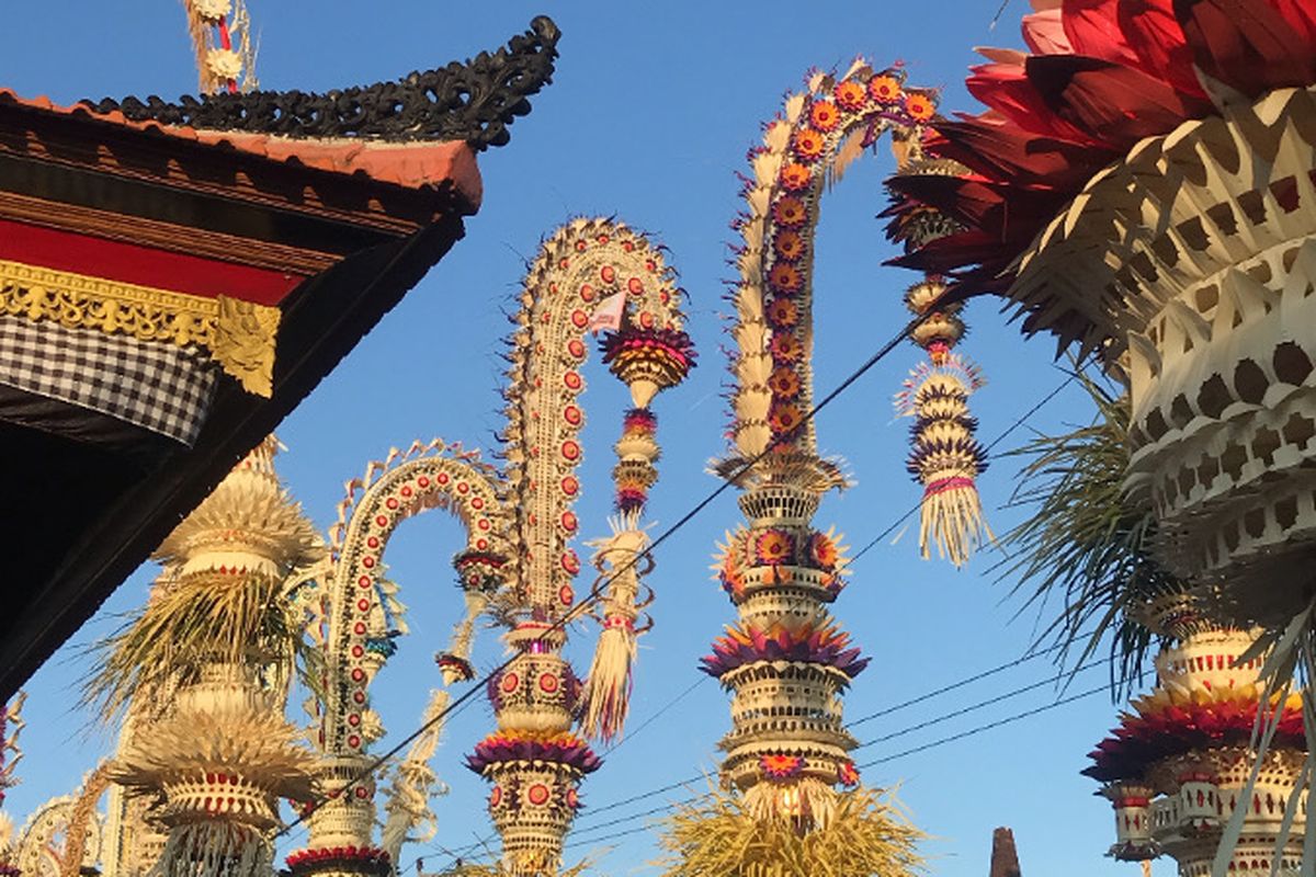 pernikahan luna maya dan maxime, apa itu penjor di bali, apa itu penjor dalam pernikahan, penjor adalah simbol, fungsi penjor adalah, makna penjor bali, Tiang Janur Pernikahan Luna Maya, Apa Itu Penjor dan Maknanya Bagi Umat Hindu di Bali?