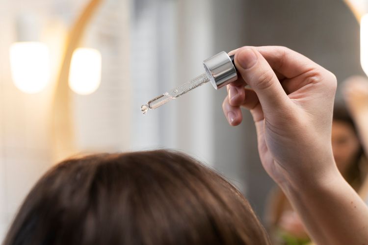 perawatan rambut, 9 Kesalahan Perawatan Rambut Usia 50 ke atas yang Bikin Rambut Rusak, 1. Tetap memperlakukan rambut seperti saat masih muda, 2. Terlalu sering keramas, 3. Menyisir rambut dengan cara yang salah, 4. Mengabaikan perawatan kulit kepala, 5. Tidak memberi perlakuan lembut saat rambut basah, 6. Jarang memotong rambut secara rutin, 7. Terlalu sering menggunakan alat styling panas, 8. Tidak membiarkan rambut setelah styling, 9. Mengabaikan teknik blow dry yang tepat