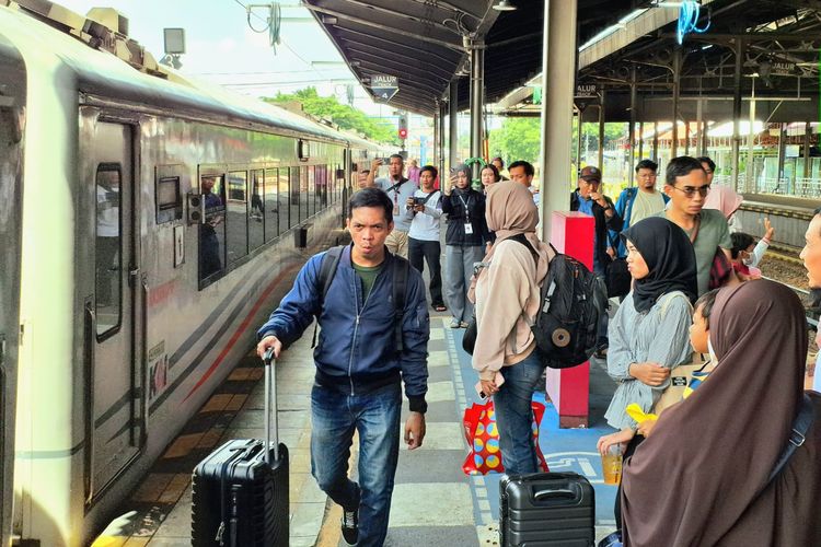 Ramai Wisatawan, 21.806 Turis Asing Naik Kereta ke Cirebon