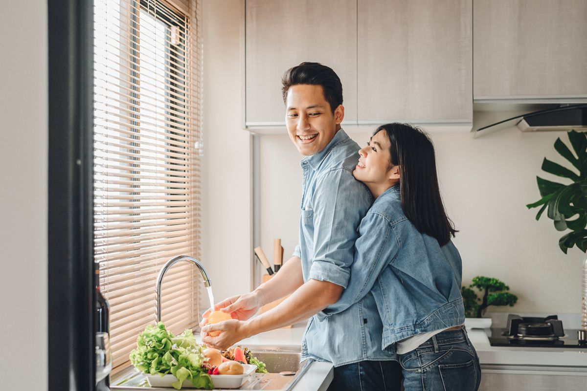 psikolog, relationship, hubungan bahagia, 5 kunci pasangan bahagia, obrolan yang bikin hubungan bahagia, tips hubungan bahagia dan langgeng, topik obrolan dengan pasangan, 5 Obrolan yang Bikin Hubungan Bahagia dan Langgeng Menurut Psikolog, 1. Cek perasaan pasanganmu, 2. Ceritakan apa yang sedang kamu minati, 3. Mimpi masa depan, 4. Ketakukan dan stres yang dialami, 5. Berbagi pikiran random 
