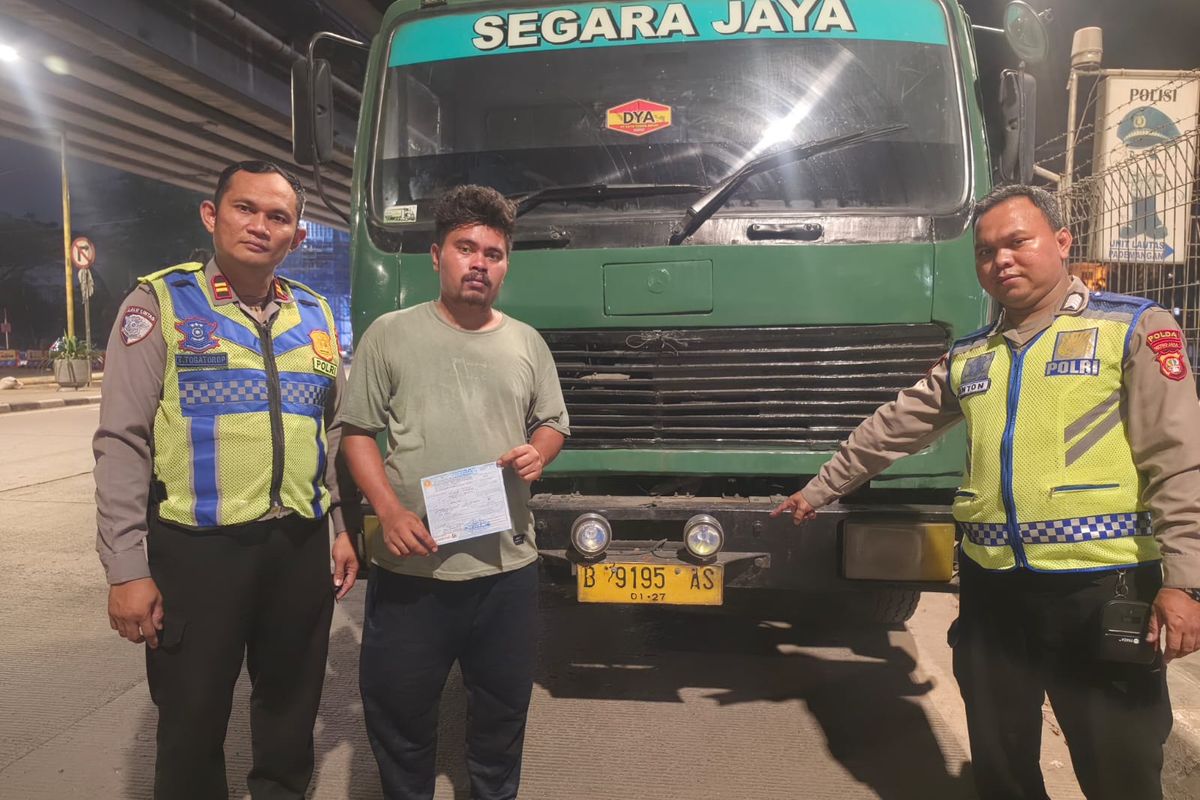 sopir truk, tilang, truk lawan arah, Polisi Tilang Sopir Truk Trailer yang Lawan Arah di Cilincing