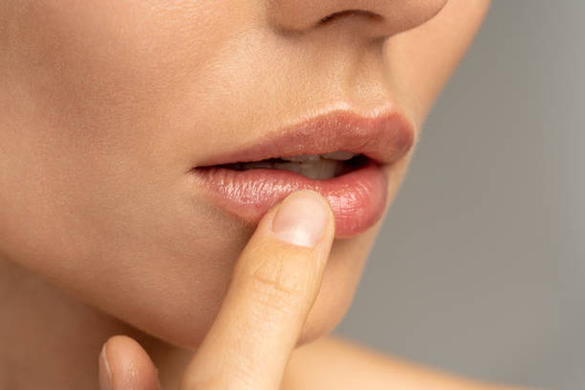 bibir kering, Cara Mengatasi Bibir Kering Saat Puasa Tanpa Membatalkan Ibadah, 1. Minum cukup banyak air saat sahur, 2. Gunakan lip scrub, 3. Oleskan lip balm setiap hari, 4. Lakukan perawatan lip mask , 5. Kurangi makanan pedas dan asin saat sahur, 6. Minum madu saat sahur, 7. Hentikan kebiasaan membasahi bibir lidah