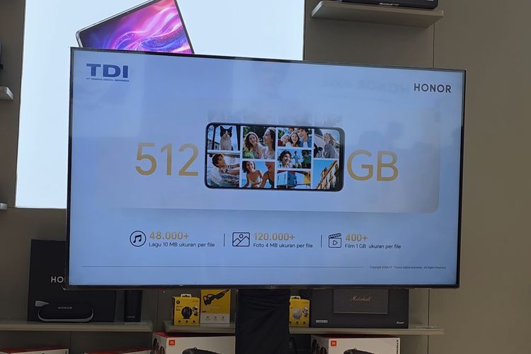 Honor, baterai jumbo, Honor X7d, Saya Buka Kotak Honor X7d Harga Rp 4,5 Juta, Isinya Ternyata Selengkap Ini, Unboxing Honor X7d: isi kotak super lengkap, Bodi terasa ringan dan tipis, Layar 120 Hz bikin scrolling mulus, Kamera 108 MP dan tombol AI khusus