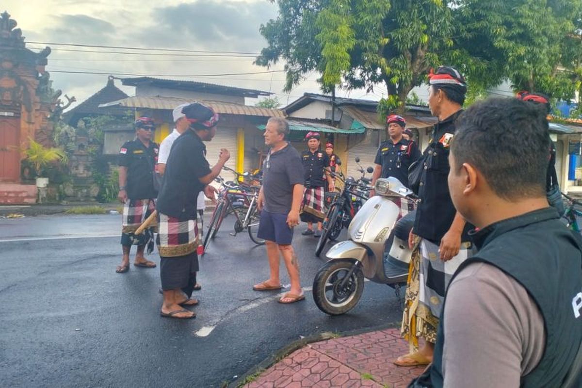 Gianyar, Nyepi, Bali, WNA Asal AS Diamankan Saat Nyepi di Gianyar, Kedapatan Berjalan Kaki di Jalan Raya, Ditemukan Saat Pecalang Lakukan Patroli Nyepi, Mengaku Keluar Vila karena Masa Menginap Habis, Sempat Ditawari Menginap di Kantor Polisi, WNA Diantar ke Vila hingga Nyepi Berakhir