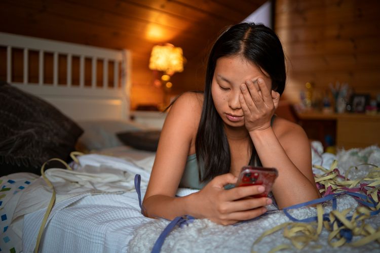 Gaslighting, pelaku gaslighting, gaslighter, cara menghadapi pelaku gaslighting, kalimat untuk menghentikan gaslighting, kalimat untuk menghentikan gaslighter, 14 Kalimat Efektif untuk Menghentikan Pelaku Gaslighting Menurut Psikolog, 1. “Kita tidak melihat sesuatu dengan cara yang sama. Realitaku adalah realitaku, dan realitamu adalah realitamu.”, 2. “Aku menghargai bahwa itu adalah realitasmu.”, 3. “Aku tahu itu tidak benar.”, 4. “Aku merasa kamu sedang meremehkan perasaanku.”, 5. “Aku percaya pada instingku sendiri.”, 6. “Oke.”, 7. “Aku akan bertanggung jawab atas bagianku. Aku harap kamu juga bisa melakukan hal yang sama.”, 8. “Bisakah kamu memberikan detail yang lebih spesifik?”, 9. “Menarik, aku butuh waktu untuk memikirkannya.”, 10. “Mari berhenti membicarakan hal ini.”, 11. “Aku tidak akan menerima kesalahan ketika kamu tidak mau bertanggung jawab.”, 12. “Aku tidak akan terlibat dalam percakapan di mana aku tidak dihormati.”, 13. “Beberapa kebenaran memang sulit untuk didengar.”, 14. “Ini adalah batasanku. Aku sudah menyampaikan sebelumnya, dan aku berharap kamu menghormatinya.”