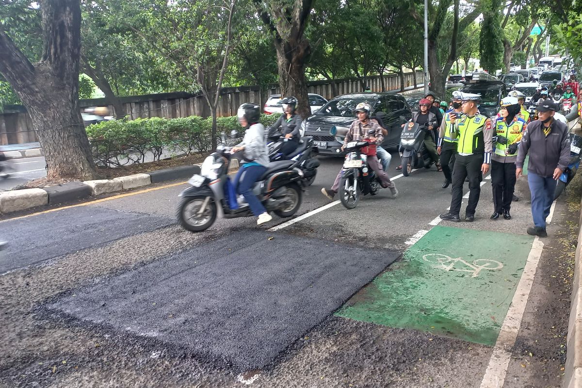 perbaikan jalan, lalu lintas, kecelakaan, Polisi dan Dinas Bina Marga Percepat Perbaikan Jalan Rusak