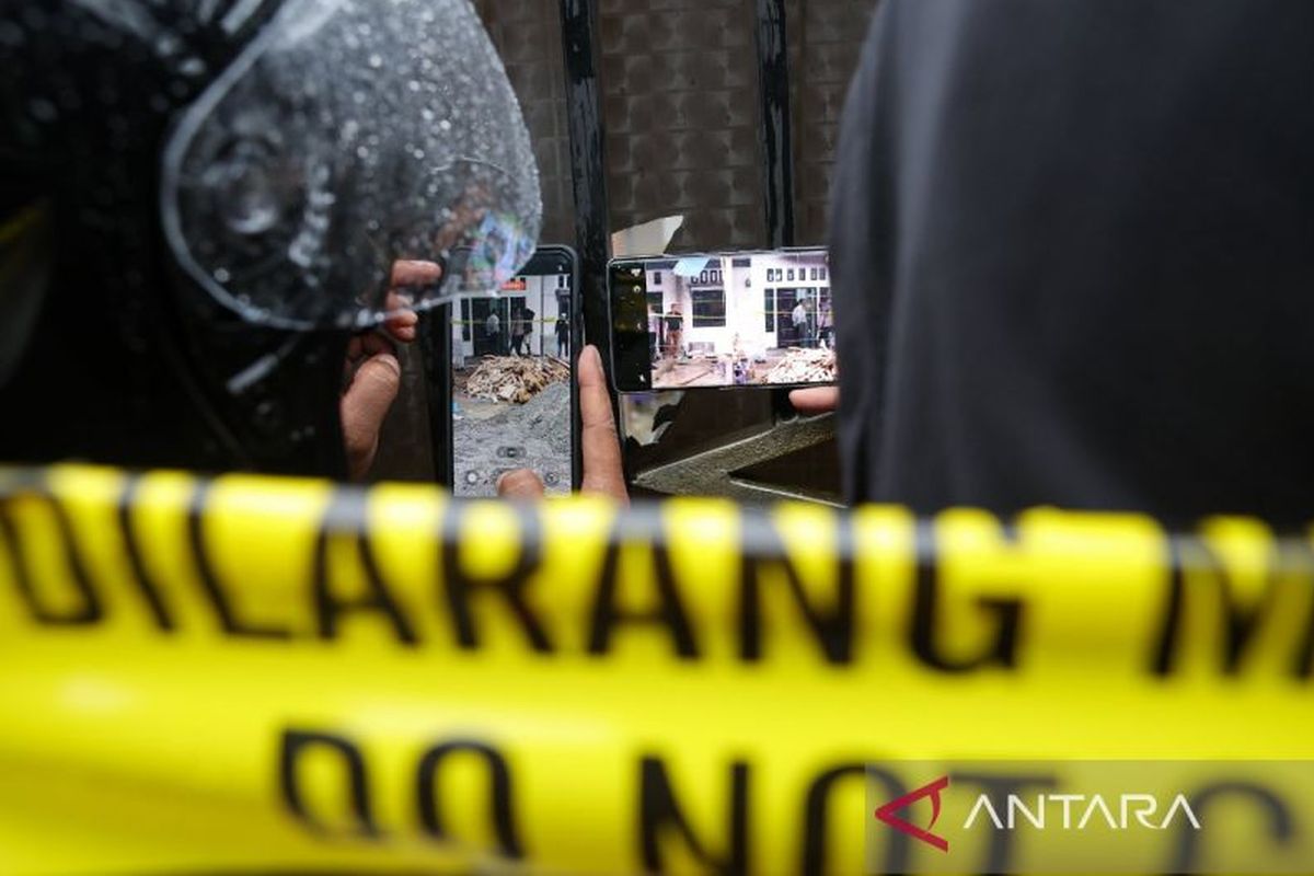 Manokwari, istri pegawai pajak diculik, pembunuhan istri pegawai KPP pratama, pembunuhan di manokwari papua barat, istri pegawai pajak tewas di Manokwari, Istri pegawai pajak dimutilasi di Manokwari, istri pegawai pajak, Pembunuh Istri Pegawai Pajak di Manokwari Sempat Balas Chat Suami Korban, “Saya Lagi Nyuci, Datang dengan Dalih Memeriksa Dapur, Jasad Disembunyikan dalam Kontainer, Pesan Palsu dari Ponsel Korban, Penangkapan dan Barang Bukti, Jenazah Dipulangkan ke Blitar, Pelaku Terancam Hukuman Mati