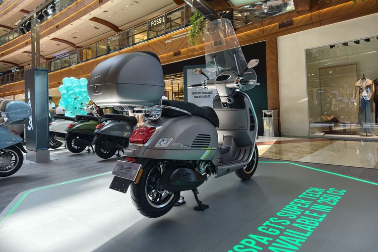 Skutik, Honda, Honda Forza 250, Vespa, Vespa GTS Super Tech 250, skutik premium, Adu Skutik Rp 97 Jutaan, Vespa GTS Super Tech 250 Vs Honda Forza 250