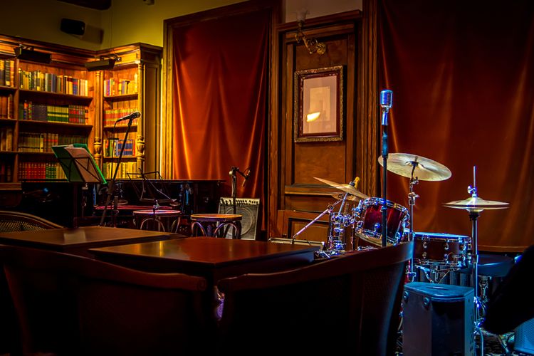 Royalti musik, live music, royalti musik restoran, tarif royalti, royalti musik kafe, lagu ai, Kafe dan Restoran Mulai Setop Live Music karena Was-was Ditagih Royalti, Kenapa Kafe Hentikan Live Music?, Berapa Tarif Royalti Kafe dan Restoran?, Apakah Lagu AI Kena Royalti?, Bagaimana Sikap Musisi?