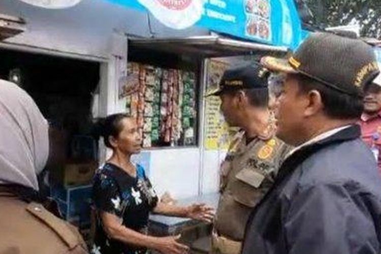 Magetan, pecel, viral, Telaga Sarangan, Viral Wisatawan Telaga Sarangan Ditegur karena Beli Pecel di Pedagang Keliling, Ternyata Begini Faktanya, Pemilik Warung Ungkap Kronologi Kejadian, Alasan Painem Menegur Wisatawan dan Pedagang Pecel, Buntut Video Viral, Satpol PP Turun Tangan, Isi Video yang Viral di Media Sosial
