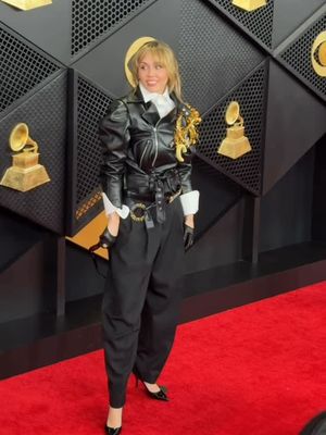 Gaya Miley Cyrus di Grammy Awards 2026, Rock Chic dengan Bros Raksasa, Statement fashion dengan sentuhan personal, Bros raksasa, Perpaduan rock ’n’ roll dan high fashion, Gaya rambut