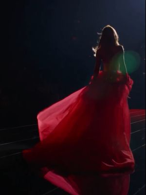 victoria secret, bella hadid, victoria secret fashion show 2025 kapan, victoria secret fashion show 2025, Victoria Secret Fashion Show, bella hadid victoria secret, victoria secret fashion show 2025 jadwal, 7 Style Bella Hadid di Victoria’s Secret Fashion Show 2025, Glamor dan Elegan, 1. Lingerie merah berpotongan klasik, 2. Cape panjang dramatis, 3. Rambut pirang, 4. Makeup, 5. Lingerie perak dengan detail fringe, 6. Sayap bunga putih, 7. Heels berwarna senada