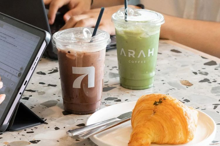 kafe, 5 Kafe Estetik di Surabaya, Cozy untuk Hangout dan Work from Cafe, 1. Liberia Eatery, 2. Carpentier Kitchen, 3. Arah Coffee Dinoyo, 4. Moos Coffee, 5. TBRK Rumah Kopi