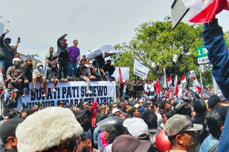 Sudewo, Kudus, Pati, Terjaring OTT, Bupati Pati Sudewo Dibawa ke Jakarta Setelah Diperiksa 24 Jam di Polres Kudus, Diperiksa Hampir 24 Jam, Detik-detik Keberangkatan ke Jakarta, Penyitaan Barang Bukti Koper Hitam, Konstruksi Perkara Masih Didalami