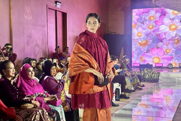 batik, Fashion Show, Guruh Soekarnoputra, wastra nusantara, kain perca, wastra Indonesia, kowani, fashion show jakarta, guruh soekarnoputra sekarang, KOWANI dan Guruh Soekarnoputra Rayakan Hari Batik Nasional dengan Pergelaran Wastra