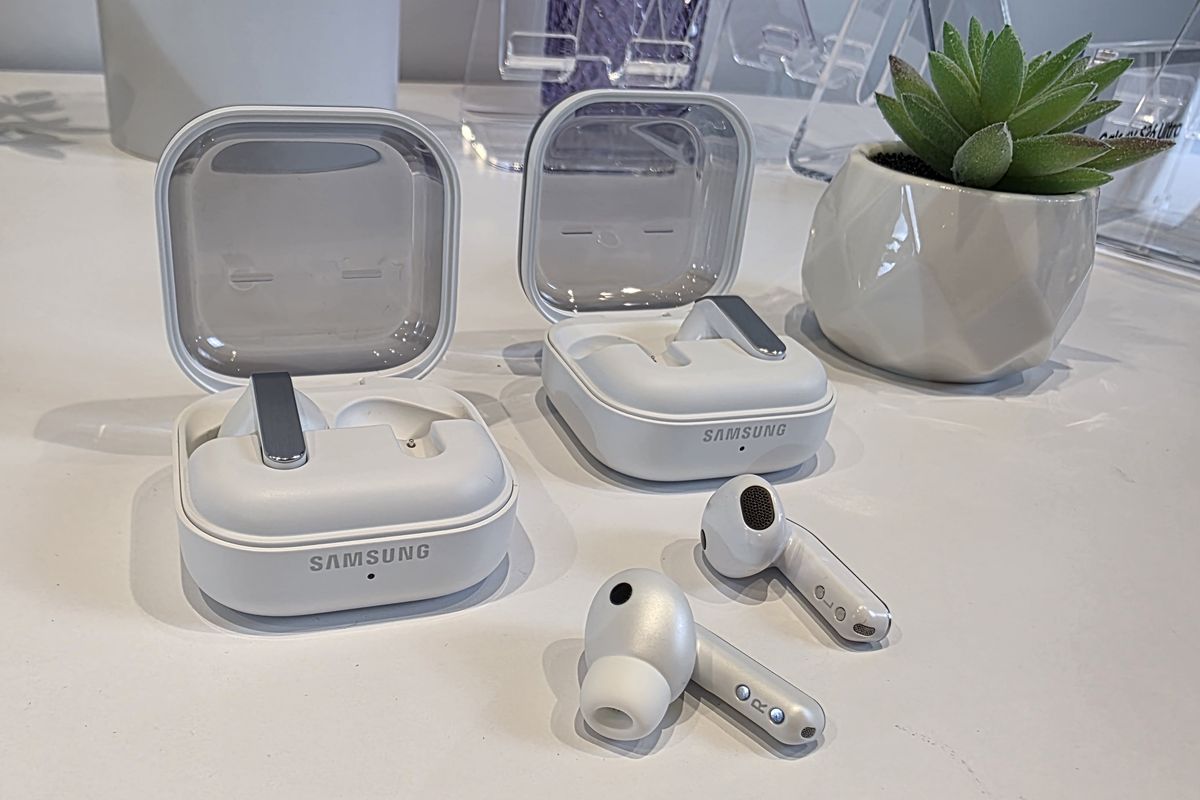 Galaxy Buds 4, Galaxy Buds 4 Pro, Samsung, TWS Samsung Galaxy Buds 4 dan Buds 4 Pro Resmi, Desain Transparan dan Batang Aluminium
