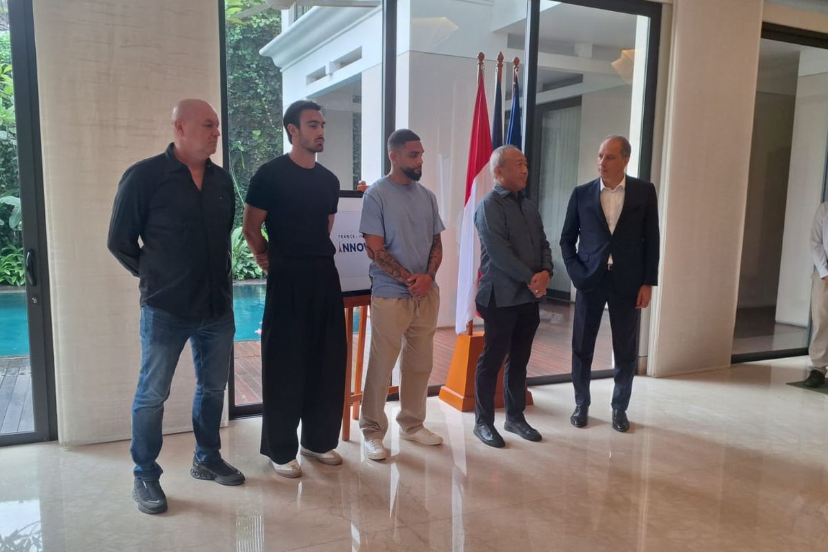 Persib, Bojan Hodak, Layvin Kurzawa, Andrew Jung, Maung Bandung, Persib Serahkan Jersey ke Kedubes Perancis, Perluas Relasi Internasional
