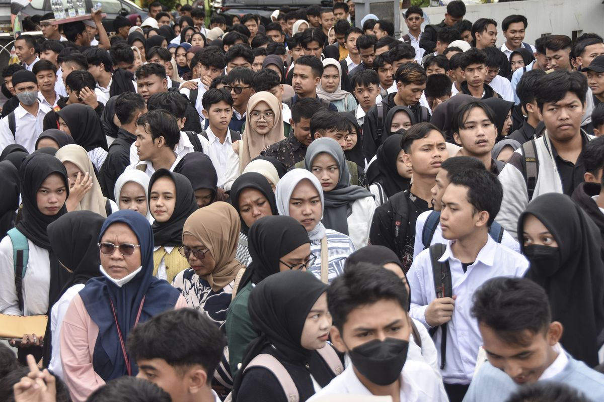 industri padat karya, investasi industri, Maganghub Kemnaker, magang nasional 2025, magang nasional kemnaker 2025, Ekonom: Magang Nasional Hanya Berdampak Sementara, Pemerintah Diminta Genjot Investasi Padat Karya, Mengapa Investasi Jadi Kunci Utama Penciptaan Lapangan Kerja?, Bagaimana Skema dan Manfaat Program Magang Nasional 2025?, Berapa Besar Insentif yang Diterima Peserta Magang?, Apa Manfaat Bagi Perusahaan dan Peserta?