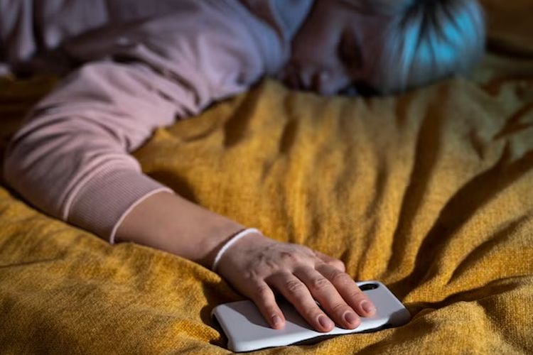 Tidur, tidur, insomnia, cara tidur nyenyak, terbangun tengah malam, sering terbangun tengah malam, cara tidur setelah terbangun, cara tidur lagi setelah terbangun, cara tidur lagi setelah terbangun tengah malam, tidur terbangun tengah malam, tidur terbangun bangun, 6 Cara Tidur Kembali Saat Terbangun Tengah Malam, 1. Cognitive shuffling (pengacakan kognitif) untuk mengalihkan pikiran, 2. Sensory grounding (pemfokusan indera) untuk mengembalikan fokus ke tubuh, 3. Membayangkan tempat yang familiar dan netral, 4. Teknik pernapasan dan menghitung angka, 5. Menuliskan pikiran untuk mengosongkan kepala, 6. Bangun dari tempat tidur jika tak kunjung terlelap