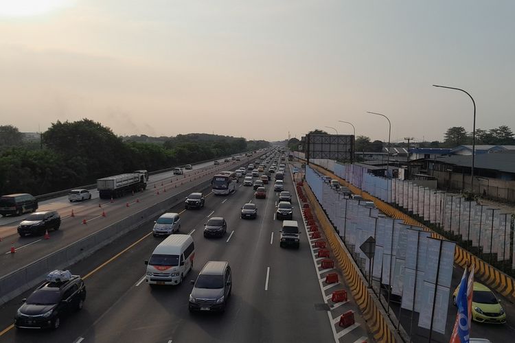 Gerbang Tol, arus mudik, GT Cikampek Utama, GT Kalikangkung, Arus Mudik 2026 Melandai, Ini Jumlah Kendaraan Menurut Jasa Marga