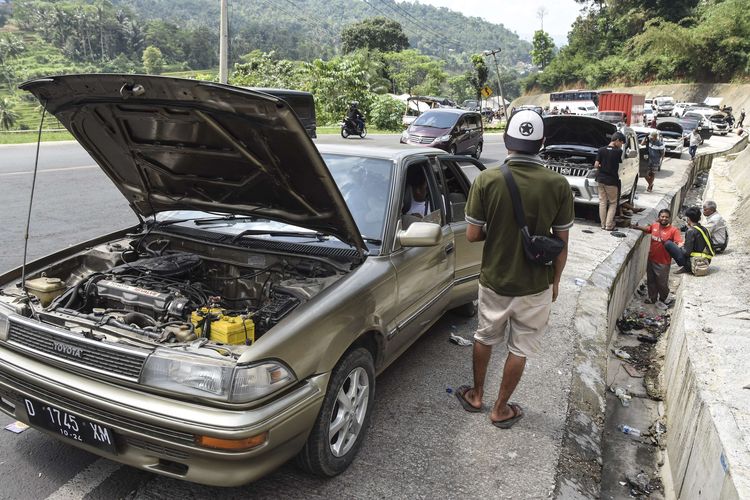 mesin mobil, kap mesin mobil, buka kap mesin, mendinginkan mesin mobil, Perlukah Buka Kap Mobil untuk Mendinginkan Mesin?