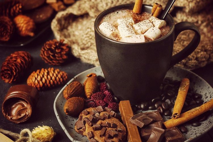 Natal, ide kencan, hari Natal, 7 Ide Kencan dengan Suasana Natal yang Lebih Romantis, 1. Jelajahi tempat minum coklat panas, 2. Menikmati indahnya lampu Natal, 3. Manjakan diri di restoran mewah, 4. Maraton film Natal, 5. Main ice skating, 6. Karaoke