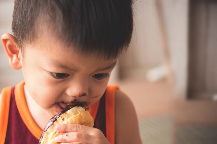 anak tersedak, pertolongan pertama untuk tersedak, pertolongan pertama saat anak tersedak, tips mengatasi anak tersedak, apa yang harus dilakukan saat anak tersedak, langkah pertama saat tersedak, apa pertolongan pertama saat tersedak, jika anak tersedak apa yang harus dilakukan, Apa pertolongan pertama yang tepat untuk tersedak, Pertolongan Pertama Saat Anak Tersedak Menurut Dokter, Apa Saja?