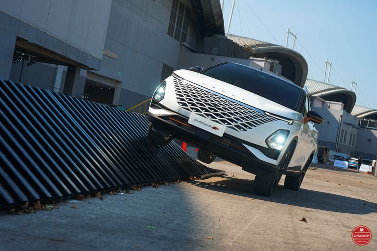 Chery, penjualan, Omoda 5 GT AWD, Chery Setop Penjualan Omoda 5 GT AWD, C5 CSH Jadi Pengganti