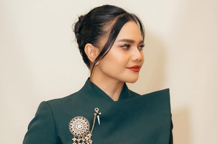 Gaya Citra Scholastika saat Jadi Pemazmur, Tampil dalam Balutan Beskap