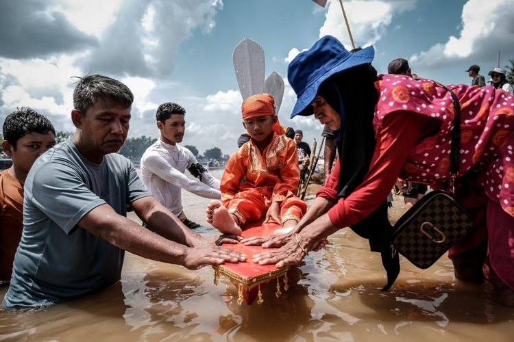 Arti dukun dalam pacu jalur, apa itu pacu jalur, apa itu tradisi pacu jalur, apa keunikan pacu jalur, arti dukun dalam pacu jalur, dukun atau pawang dalam pacu jalur, (Revisi) Ada Dukun di Balik Tradisi Pacu Jalur Riau, Dipercaya Bawa Kemenangan