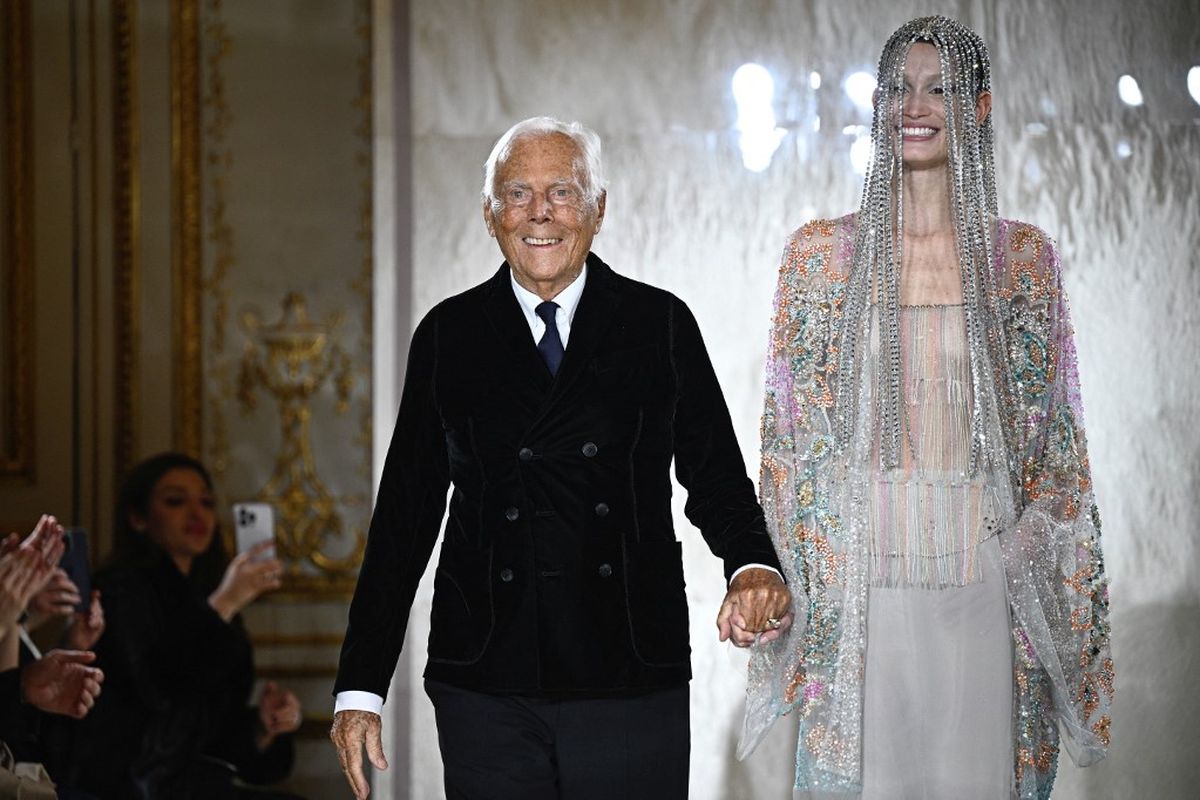 Giorgio Armani, profil Giorgio Armani, brand giorgio armani, karya giorgio armani, giorgio armani meninggal dunia, perjalanan karir giorgio armani, Profil Giorgio Armani, dari Masa Perang hingga Bangun Kerajaan Fashion Global, Profil Giorgio Armani, Lahirnya merek Giorgio Armani, Revolusi jas dan power suit, Armani merambah Hollywood, Ekspansi bisnis fesyen yang besar, Pengakuan dunia dan filosofi elegansi, Akhir perjalanan legenda dunia fashion