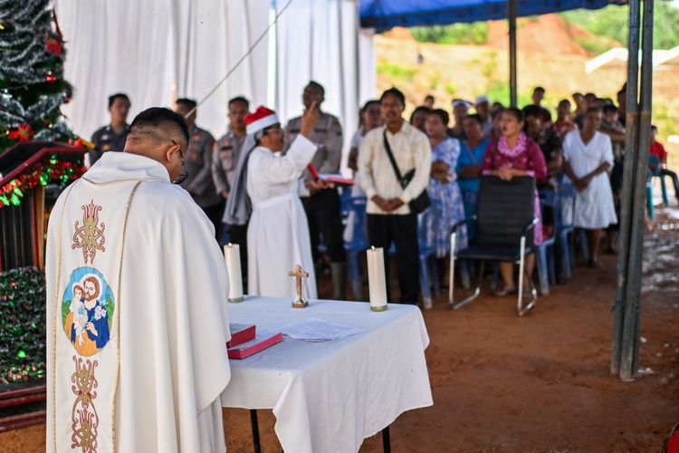 Natal, BERITA FOTO: Natal di Pengungsian, Beberapa kehilangan rumah, Mengaku bersyukur, Empati untuk masyarakat Kristiani, Salam natal dari Presiden