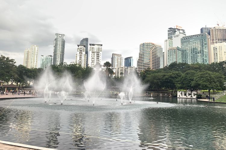 Menara Kembar Petronas, menara kembar petronas foto, menara kembar petronas kuala lumpur, tempat wisata dekat menara kembar petronas, tinggi menara kembar petronas, BERITA FOTO: Menara Kembar Petronas yang Jadi Ikon Malaysia