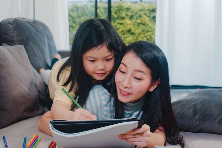 fomo, fear of missing out, tips parenting anak, anak FOMO, cara mengatasi anak yang FOMO, kenapa anak menjadi FOMO, bagaimana menghadapi anak yang FOMO, cara mengatasi anak fomo, cara mengatasi anak yang takut ketinggalan tren, 5 Cara Mengatasi Anak FOMO agar Tak Takut Ketinggalan Tren Menurut Para Ahli