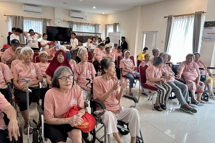 Hari Ibu, Perayaan Hari Ibu, Hangatnya Perayaan Hari Ibu di Panti Werdha Wisma Mulia, Jejak panjang panti Werdha Wisma Mulia, Lagu “Kasih Ibu” dan pemberian mawar sebagai pembuka, Merangkai kreativitas lewat mosaik kancing, Kotak pertanyaan dan hadiah selimut, Karaoke bersama hingga harmonika yang memeriahkan suasana