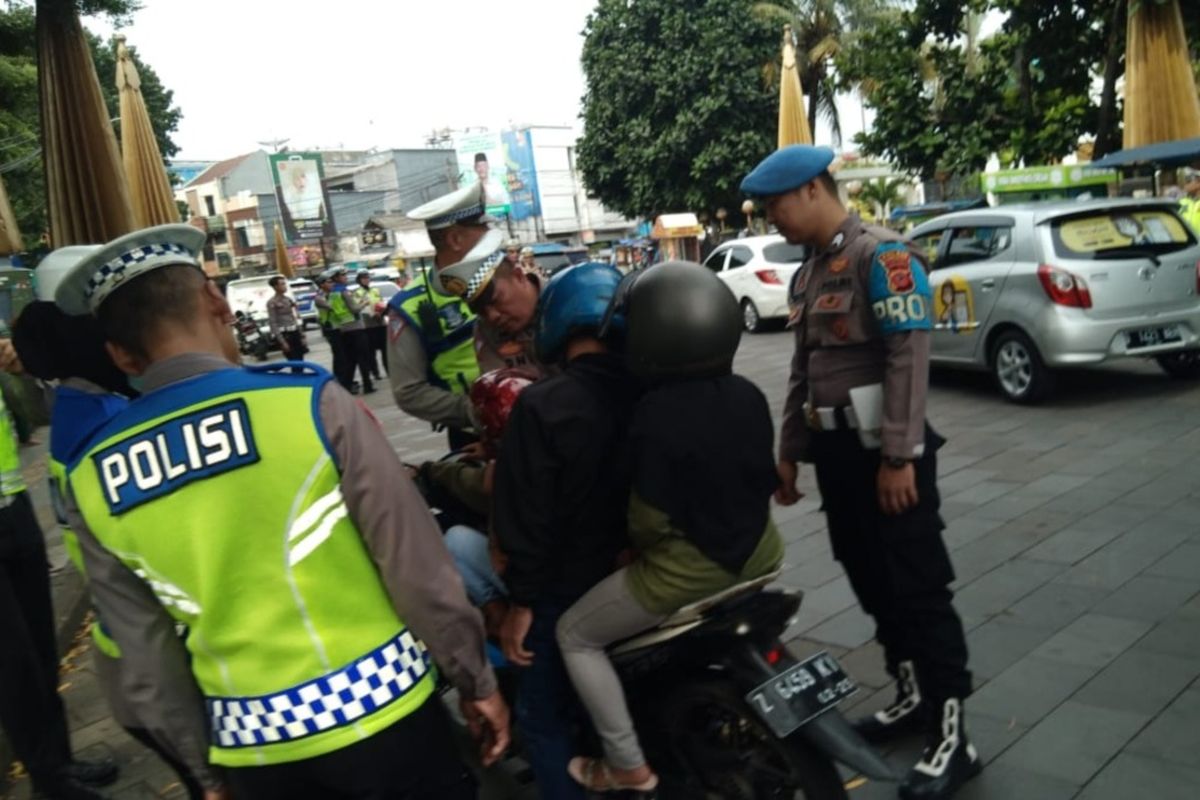 pelanggaran lalu lintas, operasi Zebra Lodaya, operasi zebra lodaya, operasi zebra 2025, operasi zebra 2025 jawa barat, pelanggaran operasi zebra, Operasi Zebra Lodaya 2025, Tilang Operasi Zebra, operasi zebra mulai kapan, jadwal operasi zebra 2025, daftar pelanggaran Operasi Zebra 2025, denda tilang Operasi Zebra 2025, titik Operasi Zebra 2025 Bandung, Operasi Zebra Lodaya 2025: Cek Titik Lokasi di Bandung Ini yang Diperkirakan Jadi Sasaran Penertiban
