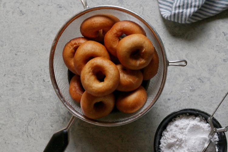 Tips menggoreng donat, resep donat empuk anti gagal, resep donat empuk dan lembut, resep donat empuk, tips menggoreng donat agar tidak menyerap minyak, kesalahan goreng donat, 5 Kesalahan saat Goreng Donat yang Bikin Keras dan Berminyak, 1. Memakai Wajan Terlalu Kecil, 2. Tidak Menggunakan Termometer, 3. Tidak Menjaga Suhu Minyak di Tengah Proses, 4. Menggoreng di Minyak yang Terlalu Dingin, 5. Tidak Meniriskan Donat dengan Benar