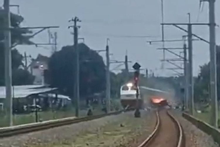 pelintasan kereta, mengendarai motor, naik motor, tabrakan, Pelintasan kereta, Hati-hati Mengendarai Motor Lewati Pelintasan, Biasakan Berhenti Sejenak