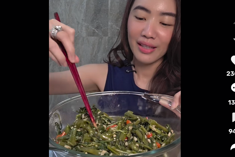 Pinkan Mambo, tumis kangkung, pinkan mambo jualan donat, pinkan mambo jualan pisang goreng, pinkan mambo jualan kangkung, Pinkan Mambo Jual Tumis Kangkung Rp150.000 Seporsi, Warganet Kaget tapi Penasaran, Dari Donat hingga Tumis Kangkung Mahal, Pisang Goreng Fast Track dan Harga Fantastis, Alasan Banting Setir ke Bisnis Kuliner, Review Netizen dan Respons Publik