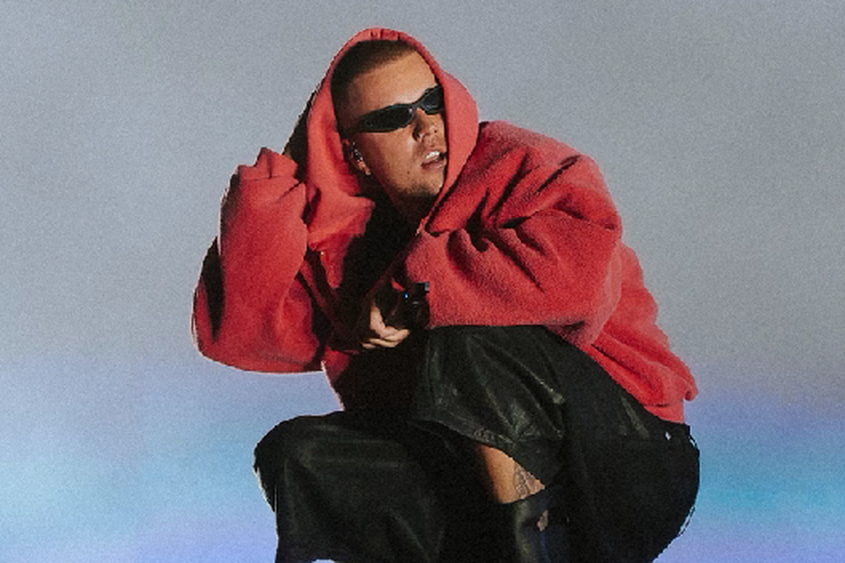 Justin Bieber, Coachella, Justin Bieber Tampil Sederhana di Coachella 2026, Gayanya Justru Jadi Sorotan, Gaya kasual Justin Bieber jadi ciri utama, Penampilan justru memperkuat kesan personal, Perjalanan karier memengaruhi gaya tampil Justin Bieber, Gaya minimalis jadi pembeda di tengah festival megah