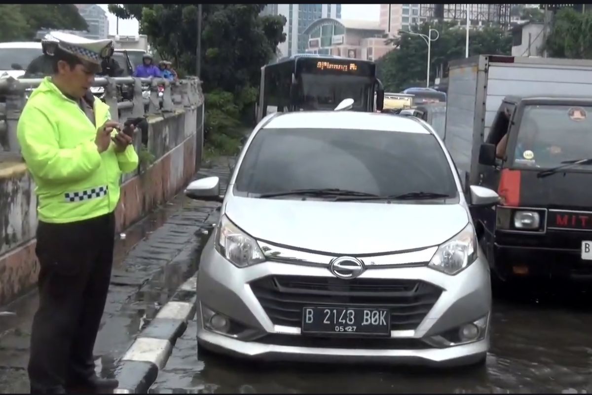 Mobil, meninggal, Grogol, macet, banjir, Pengemudi Sigra Meninggal di Tengah Macet Banjir Grogol