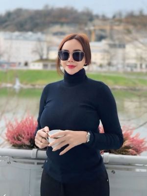 Aura Kasih, gaya Aura Kasih, 7 Gaya Aura Kasih Liburan Akhir Tahun di Jepang, Simpel dan Timeless, 1. Monokrom klasik, 2. Outfit hangat untuk jalan kaki santai, 3. Turtleneck hitam yang elegan, 4. Sentuhan feminin dengan coat panjang, 5. Gaya city stroll yang santai, 6. Kasual modern di area publik, 7. Minimalis tapi berkarakter