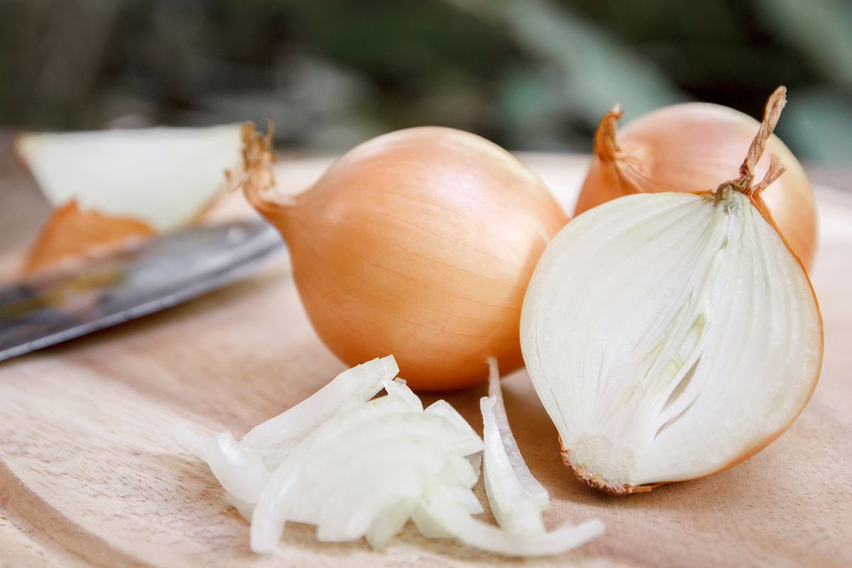 Bawang bombai, bawang bombai, bawang bombay, manfaat bawang bombai, Manfaat Bawang Bombai, Enak dan Kaya Nutrisi, 1. Menjaga Kesehatan jantung, 2. Sumber antioksidan, 3. Potensi antikanker, 4. Mengontrol gula darah, 5. Menjaga kepadatan tulang, 6. Sifat antibakteri, 7. Menjaga kesehatan pencernaan