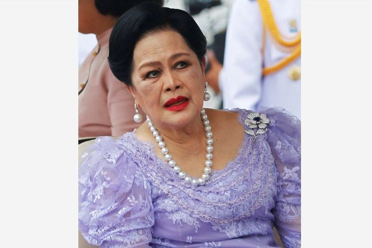 ratu sirikit, Ratu Sirikit meninggal, queen sirikit, gaya busana ratu sirikit, ratu sirikit ikon fashion, Ratu Sirikit Wafat, Intip 5 Gaya Busana Ikonik Sang Ratu Thailand, 1. Balutan Chut Thai emas , 2. Gaya modern dengan balutan warna ungu, 3. Elegan dengan busana marun, 4. Tampilan mewah dengan busana serba ungu, 5. Perpaduan gaya yang anggun dalam balutan ungu 
