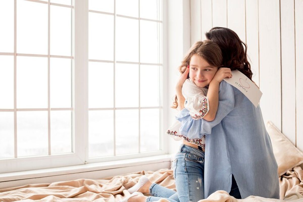 menitipkan anak di daycare, Hari Ibu, Hari Ibu Indonesia, Kisah Ibu, cerita perjuangan ibu, kisah perjuangan ibu, kuat itu ibu, cerita ibu bekerja, hari ibu 2025, cerita inspirasi ibu bekerja, Deretan Komentar Negatif yang Dihadapi Ibu Bekerja Saat Titipkan Anak ke Daycare, Dituduh tidak sedih karena menitipkan anak, Menyentil pendidikan dan profesi, Ambisius berkarir sampai tega meninggalkan anak, Seperti menaruh anak di panti asuhan, Anak bisa melakukan ini dan itu berkat daycare, Menyalahi kodrat sebagai perempuan, Apa pesan yang ingin disampaikan?