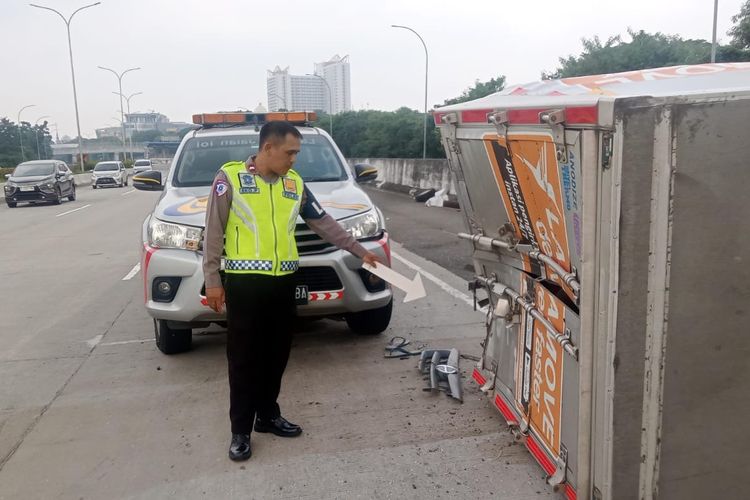 mobil, Bukan Cuma Terguling, Ini Risiko Lain Saat Ban Pecah di Jalan Tol