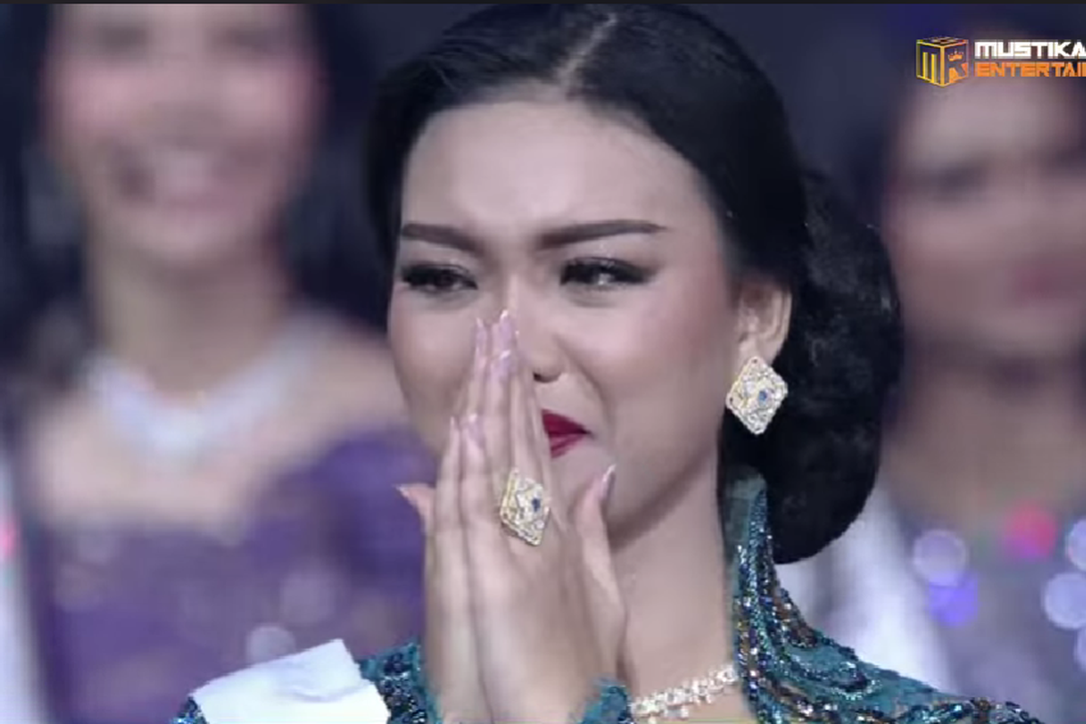 Firsta Yufi Amarta Putri, Puteri Indonesia, puteri Indonesia, Puteri Indonesia 2025, firsta yufi amarta putri, gaya elegan Firsta Yufi Amarta Putri, Firsta Yufi Amarta asal Jawa Timur, 5 Potret Anggun Puteri Indonesia 2025 Firsta Yufi Amarta Putri Asal Jawa Timur, 1. Gaun terinspirasi Pantai Matahari Sumenep, 2. Tampil elegan dalam formal dress tenun, 3. Gaya bold bernuansa emerald, 4. Tampil anggun dalam balutan kain, 5. Menyala dengan gaun merah batik