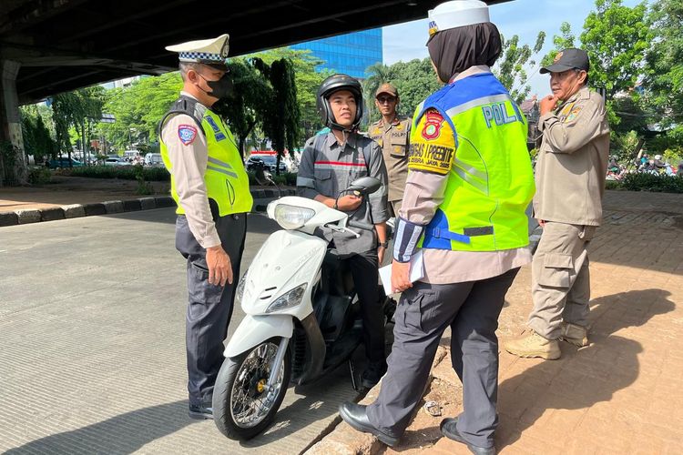 pelat nomor, TNKB, motor tanpa pelat nomor, pengendara copot pelat nomor, fenomena copot pelat nomor, Banyak Pengendara Copot Pelat Nomor: Polisi Ungkap Alasannya