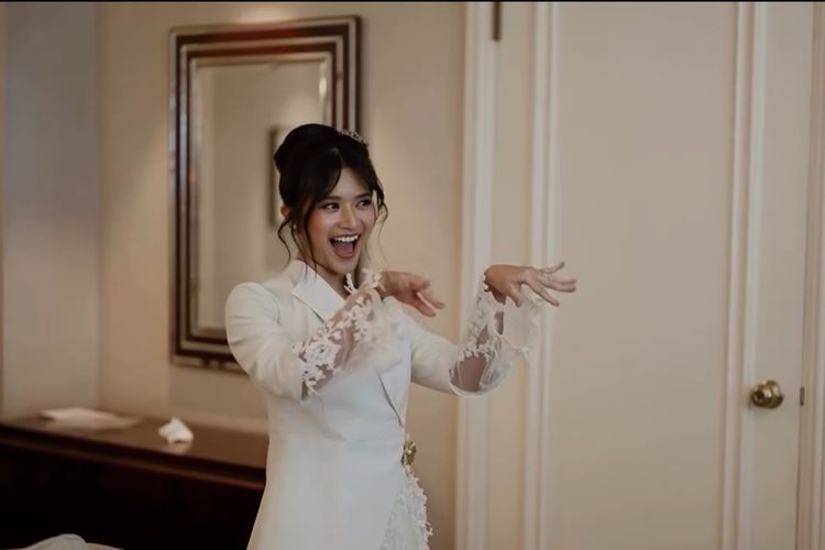 Adira Kania, Ikke Nurjanah, Aldi Bragi, anak Ikke Nurjanah dan Aldi Bragi, anak ikke nurjanah menikah, adira kania, pernikahan adira kania, putri ikke nurjanah, anak ikke nurjanah sekarang, anak ikke nurjanah dan aldi bragi, 8 Gaya Pernikahan Adira Kania, Anak Ikke Nurjanah dan Aldi Bragi, 1. Busana akad nikah bernuansa putih klasik, 2. Riasan natural yang glowing, 3. Sanggul simpel dengan aksesori emas, 4. High heels putih dengan detail bunga 3D, 5. Penampilan Adrian saat akad nikah, 6. Gaun resepsi off-shoulder, 7. Kalung statement mutiara dan emas, 8. Tuxedo krem untuk Adrian