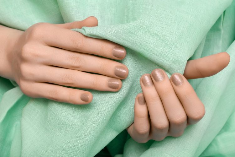 kuteks nude, warna nude, shade nude, pilihan warna nude, warna kuteks nude, Tak Semua Warna Nude Cocok, Ini Pilihan Kuteks yang Pas untuk Kulitmu, Kulit terang: pilih nude dengan sentuhan pink atau ivory, Kulit sawo matang atau medium: cari warna peach, caramel, atau beige, Kulit olive: gunakan nude dengan sentuhan tan atau soft brown, Kulit gelap atau deep skin: pilih nude mocha, espresso, atau caramel gelap, Perhatikan undertone kulit